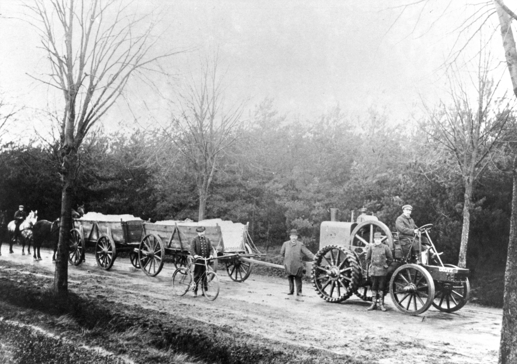 Transport von Kalksandstein aus der Frühzeit der Kalksandsteinindustrie, Foto: Warendorfer Hartsteinwerke Transport von Kalksandstein aus der Frühzeit der Kalksandsteinindustrie, Foto: Warendorfer Hartsteinwerke