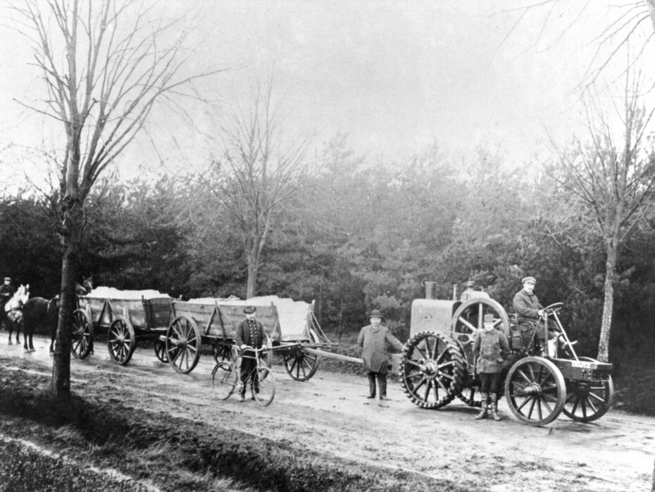 Transport von Kalksandstein aus der Frühzeit der Kalksandsteinindustrie, Foto: Warendorfer Hartsteinwerke Transport von Kalksandstein aus der Frühzeit der Kalksandsteinindustrie, Foto: Warendorfer Hartsteinwerke