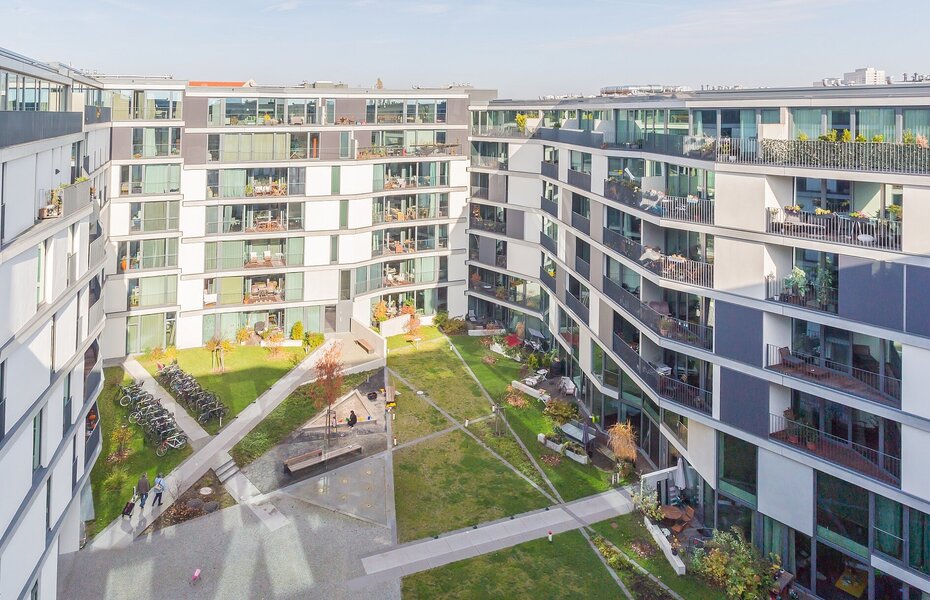 Innenhof des Wohnprojekts PolygonGarden in Berlin-Friedrichshain mit mehrgeschossigen Wohngebäuden
