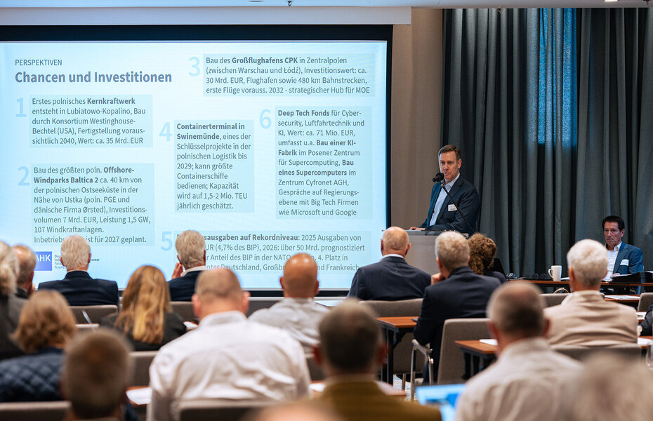 Dr. Lars Gutheil, Hauptgeschäftsführer der Deutsch-Polnischen Industrie- und Handelskammer, spricht bei der Mitgliederversammlung des Bundesverbands Kalksandsteinindustrie e.V. in Danzig vor den Teilnehmenden.